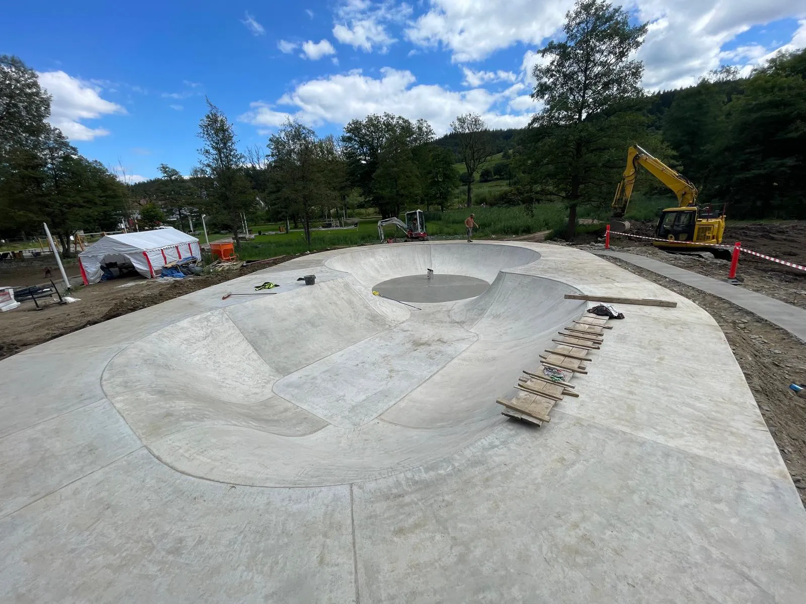 Roboty żelbetowe: formowanie niecki betonowej o zaokrąglonych krawędziach na placu budowy