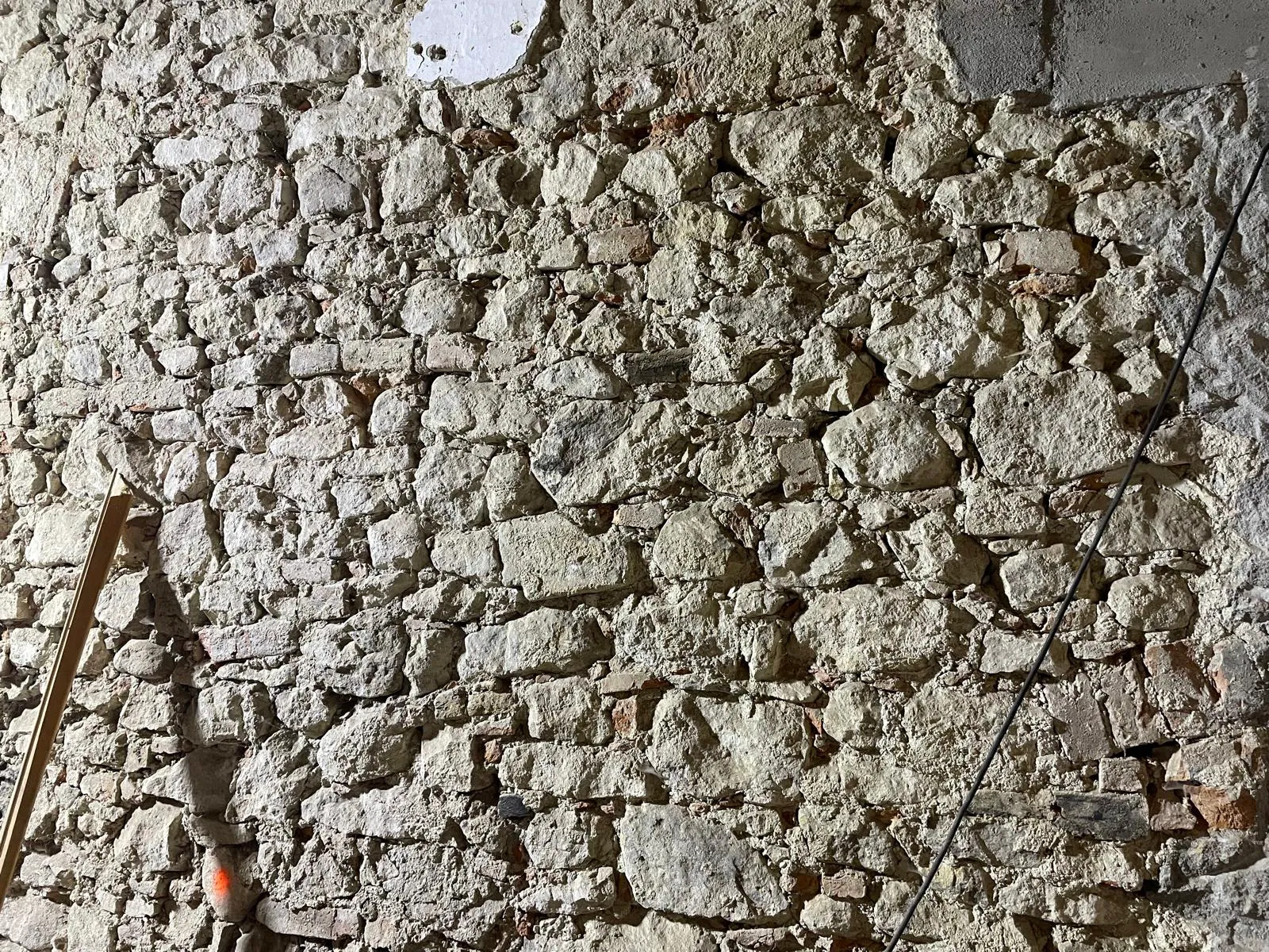 Renowacje konstrukcyjne kamiennej ściany wewnętrznej