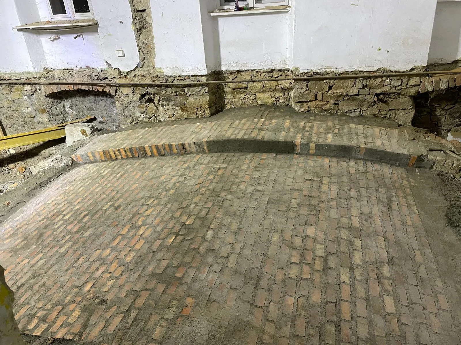 Ceglana podbudowa fundamentów wewnątrz remontowanego budynku