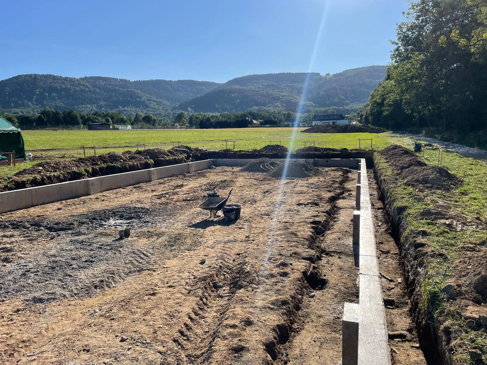 Wykop z ustawionymi bloczkami pod ławy fundamentowe na terenie budowy domu