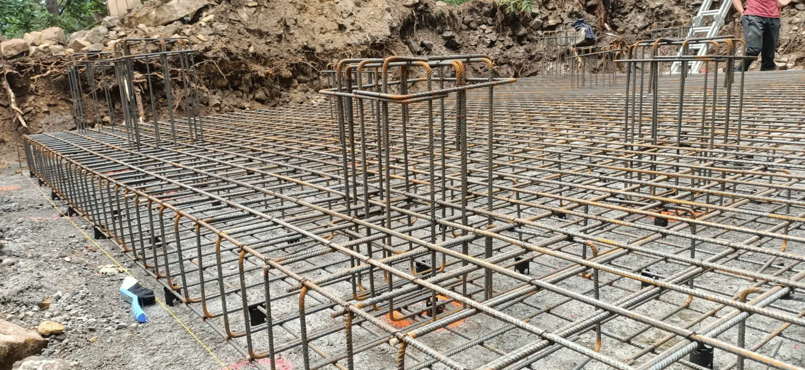 Zbrojenie fundamentów – stalowa siatka zbrojeniowa z koszami słupowymi na podsypce żwirowej