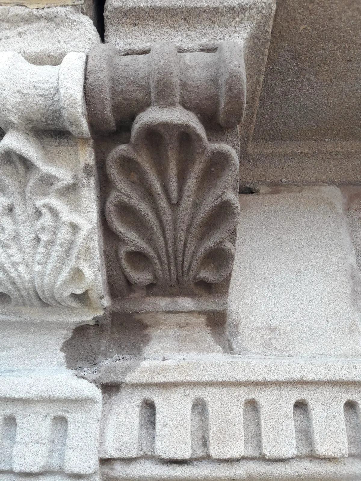 Ozdobny gzyms kamienny z motywem muszli, Usługi kamieniarskie