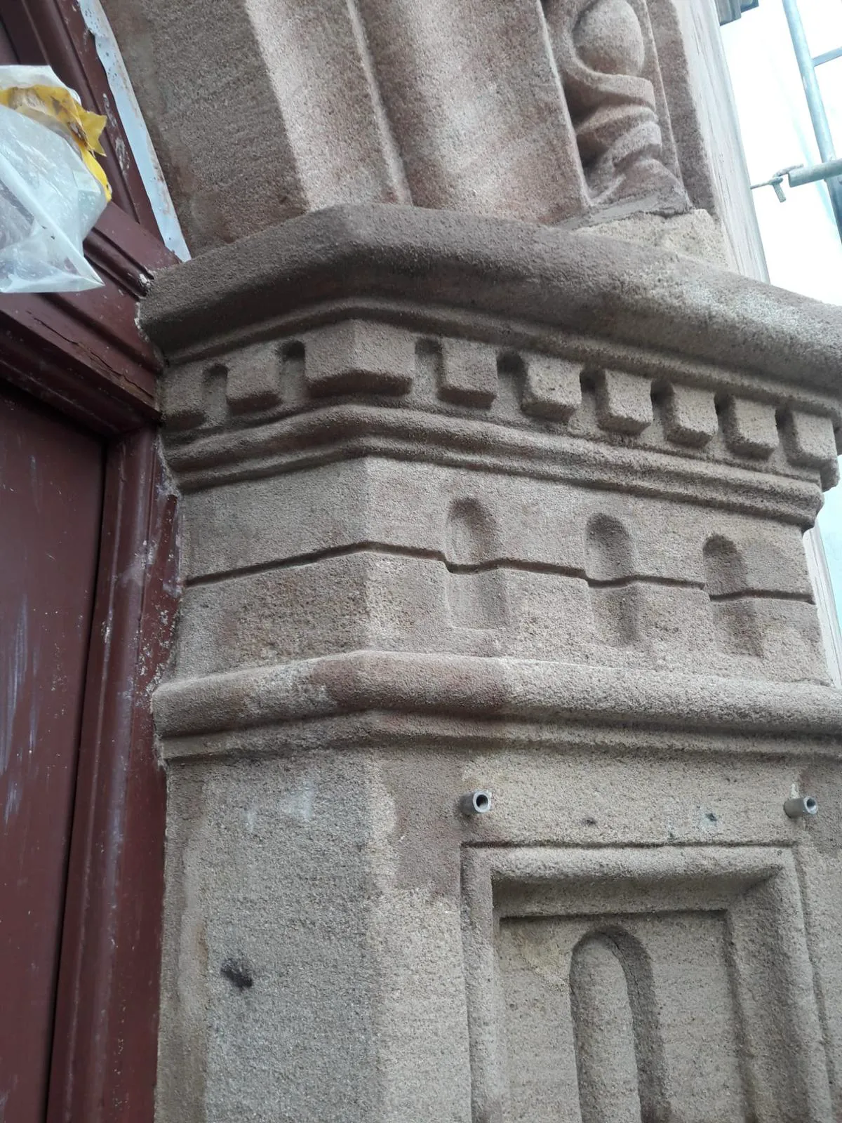 Elewacje z dekoracyjnymi elementami żelbetowymi przy wejściu