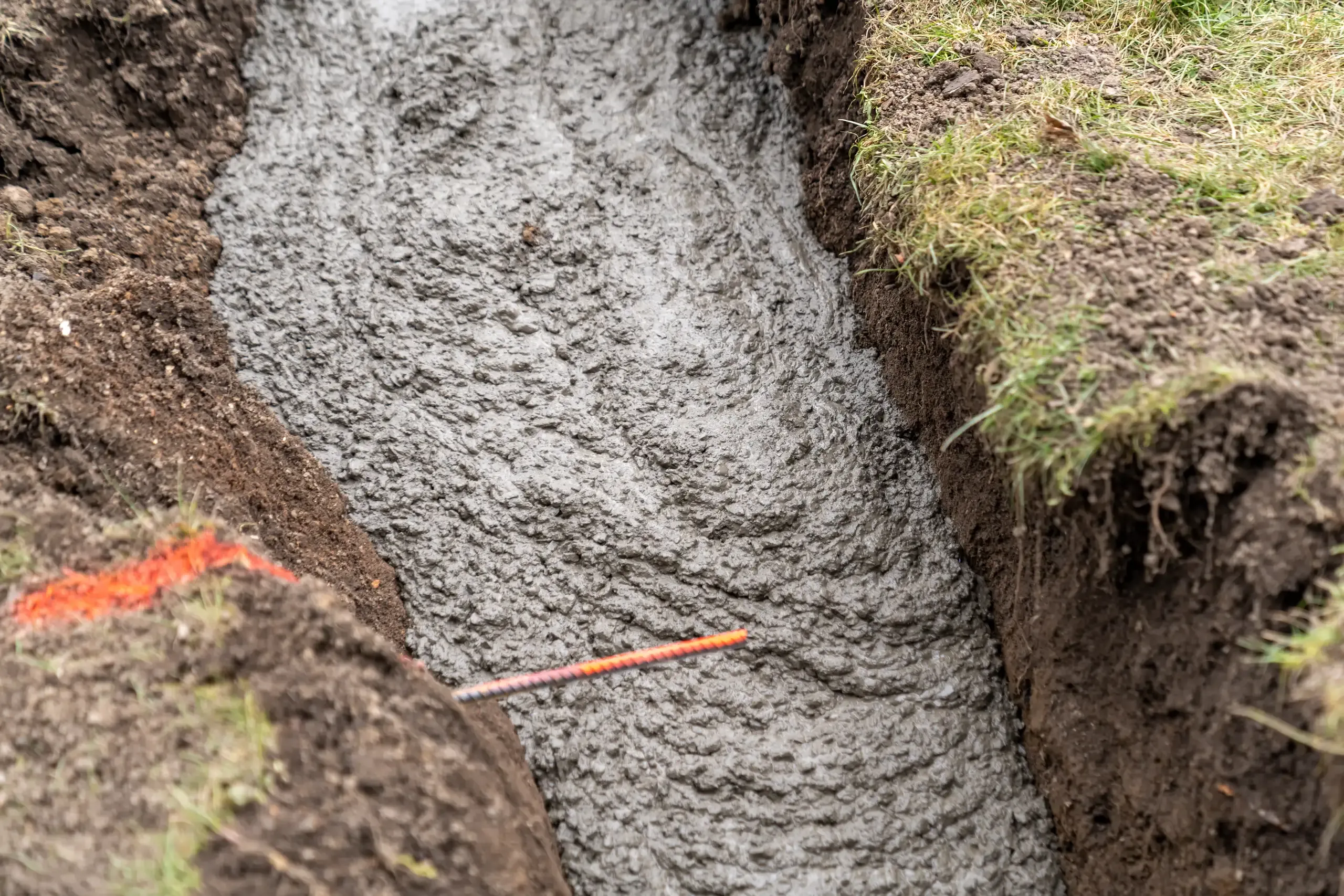 Wykop wypełniony świeżym betonem pod ławy fundamentowe