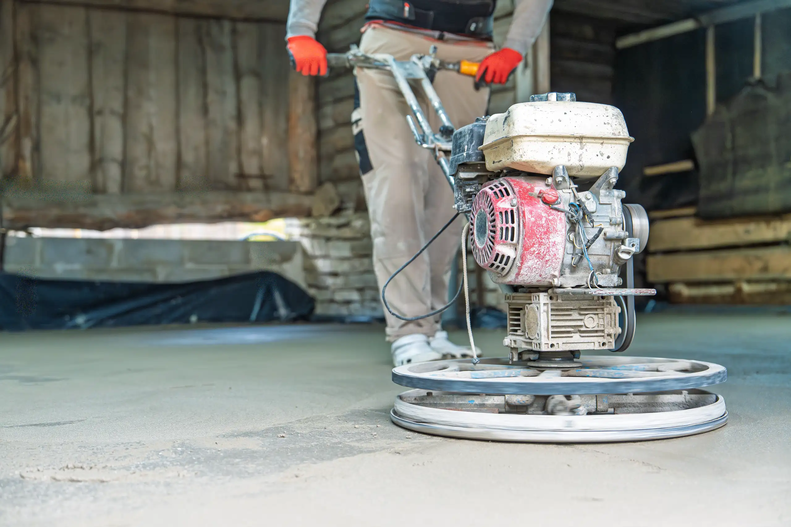 Zacieraczka mechaniczna wygładza świeżą płytę betonową – Płyty betonowe
