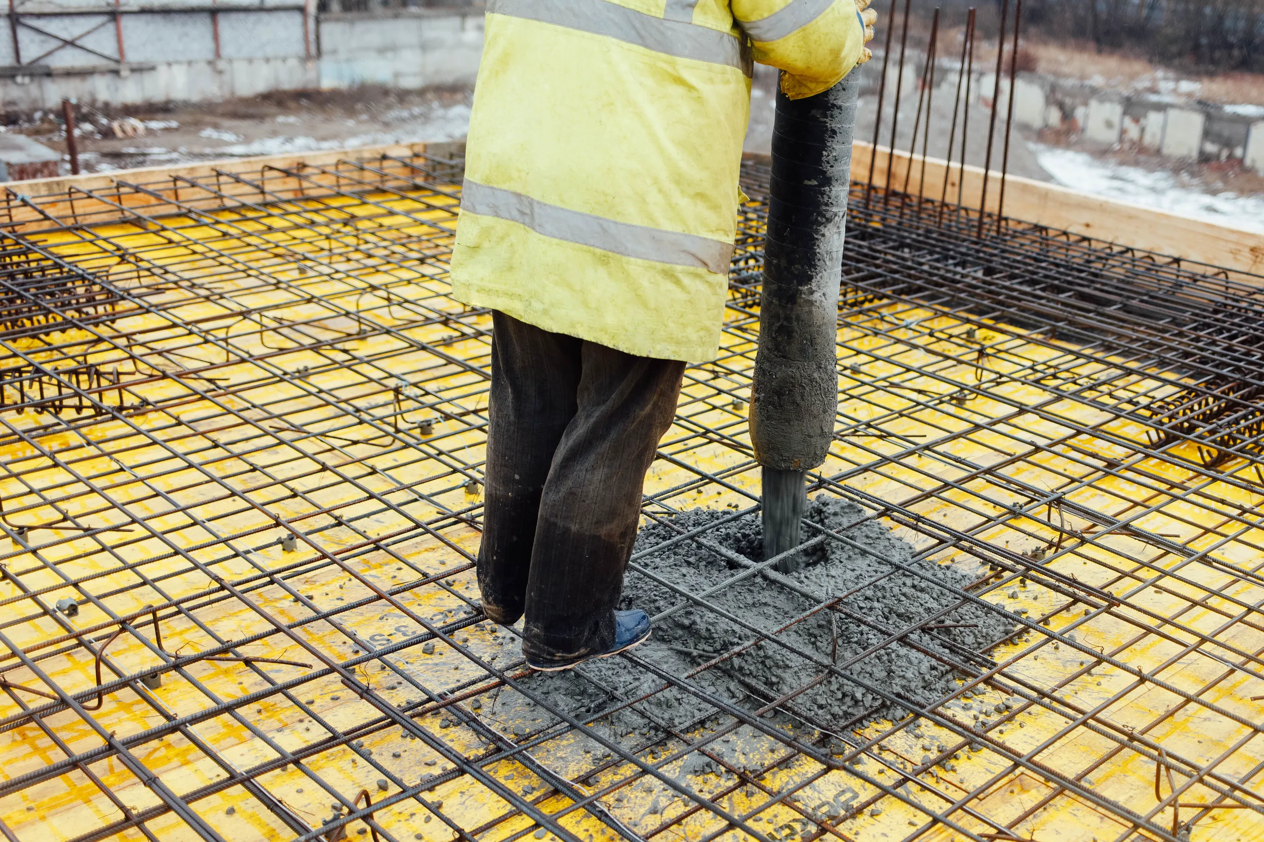 Wylewanie betonu na zbrojoną płytę fundamentową